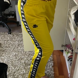 Kappa Byxor - Gula Kappa byxor i modellen som inte görs längre. Knappt använda men har några små fläckar på benet, som antagligen går bort i tvättmaskinen. Storlek L