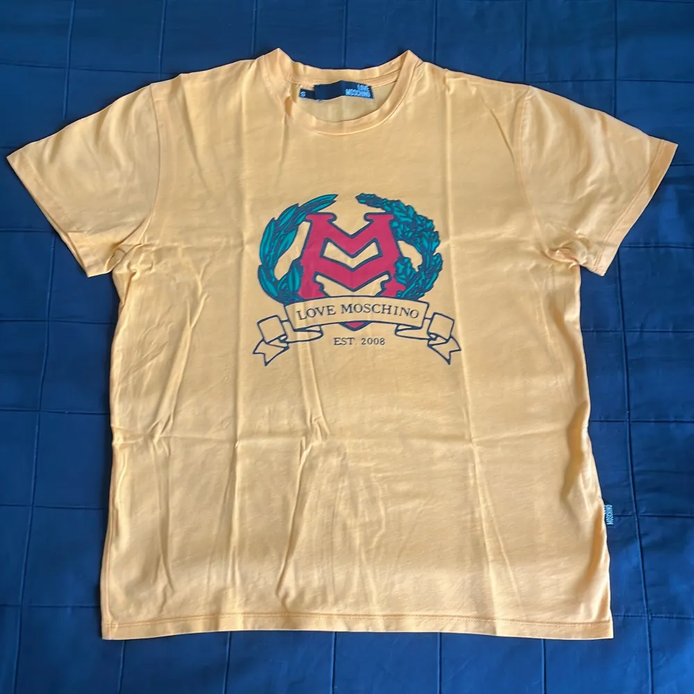 Moschino t-shirt i storlek S. T-shirten är i bra skick och nästan aldrig använd.. T-shirts.