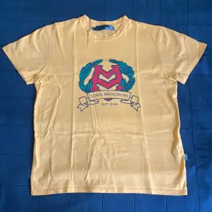 Moschino t-shirt i storlek S. T-shirten är i bra skick och nästan aldrig använd.