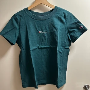 Champion tshirt - Knappt använd, storlek S. 