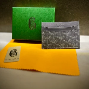 Plånbok - Hej, just nu säljer jag denna  skitsnygga plånboken. Färgen är grå och den har mycket utrymme för både kort och kontanter. Tveka inte på att ställa några frågor eller att be om fler bilder och checka min profil för andra fina utbud.