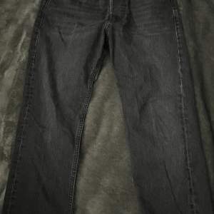 Ett par snygga svarta Jack & Jones jeans i perfekt skick. Jenasen är i modellen straight leg. Storleken på de är 29x32