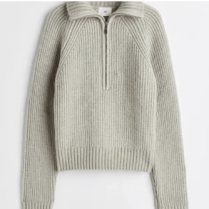 Grå zip up - Köpt från Hm, men slutsåld. . Stolek xs men passar S o kanske M