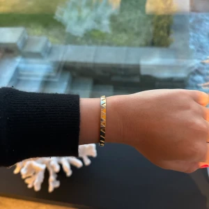 Skultuna GTG Cuff- Two tone - Nypris 900kr. Har varken kvar kvitto eller box då jag fick det i present! Storlek small men armbandet är lite justerbart.