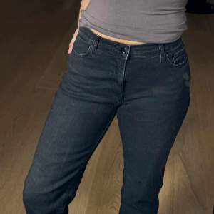 Säljer dessa replay jeans i modell straight fit då dem inte kommer till andvändning. Köpta för 1199kr i höstas och andvända fåtal gånger. Storlek: midja 26, längd 28. Som referens till storlek har jag annars 34/36 i jeans