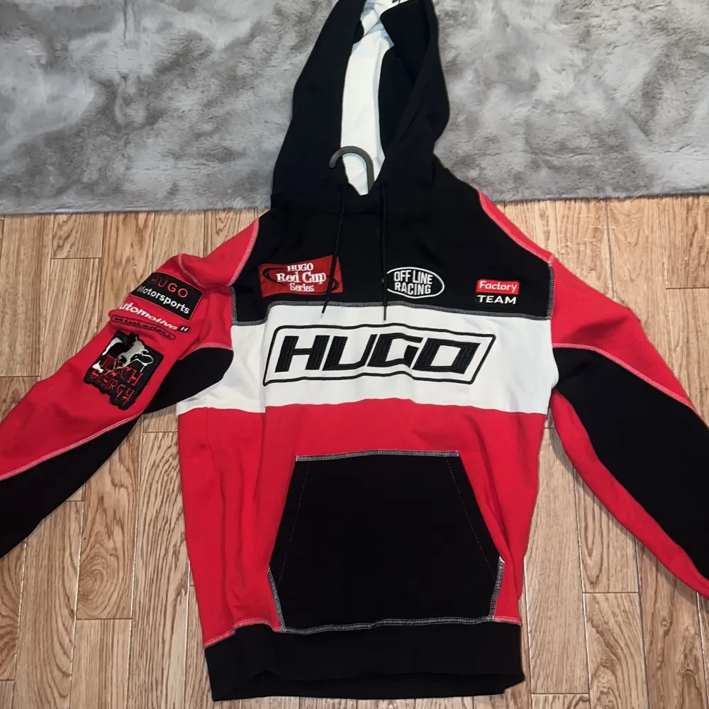 Hugo Boss hoodie som jag köpte från Zalando och har använt typ 2 gånger sen jag köpte den för 2 månader sen. Storleken är S men den är loose fit så den sitter som en M/L . Hoodies.