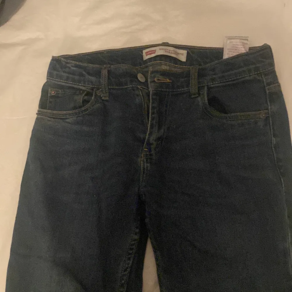 Ett par riktigt snygga och trendiga byxor från Levis Storlek 14a men skulle säga att dom sitter ungefär 30w 32l. Jeans & Byxor.
