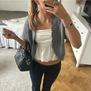 Kofta/bolero - Säljer nu min så fina kofta/bolero med lite glitter i sig, storlek M men passar mig bra som oftast bär xs/s💕💕