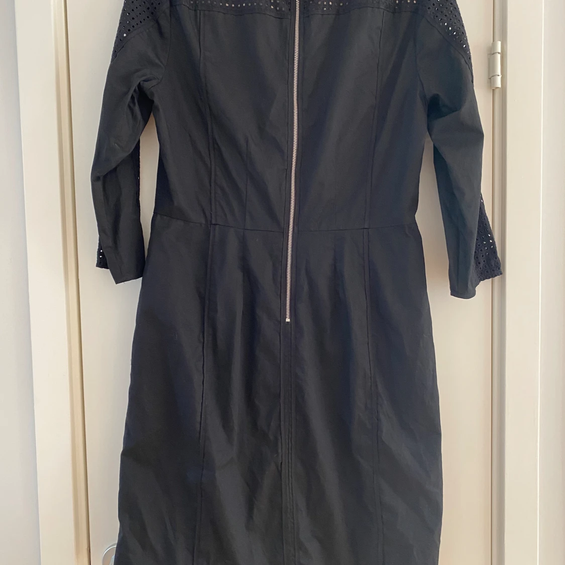 Ny Svart hålmönstrad klänning i strl 42 från Inwear modell Cortado - 91