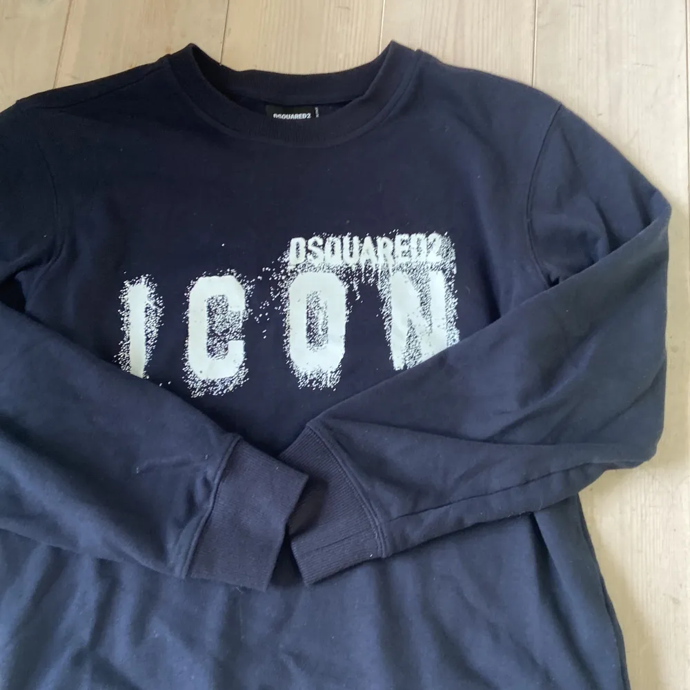 Tjena säljer min riktigt feta dsquared2 icon tröja. Inga defekter och är ute för bra pris💯👍storlek M. Hoodies.