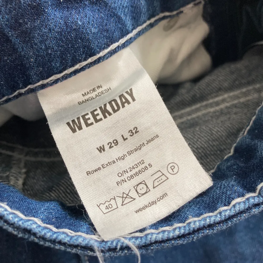 Weekday rowe extra high straight jeans. Mörkblå färg. Storlek 29/32. Använda men i bra skick.. Jeans & Byxor.