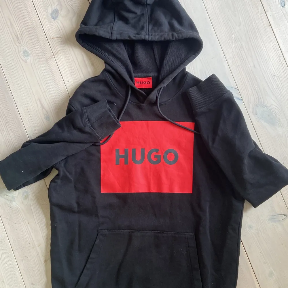 Hugo boss hoodie. Rkt fet hoodie storlek M. 10/10 skick det är inga defekter. Rkt schyst hoodie för bra pris. 🏆 . Hoodies.