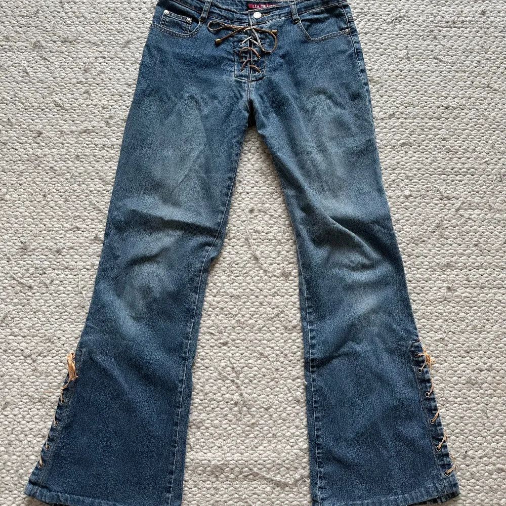 Såå snygga jeans med snörningar vid gylfen och även där nere. Midjemåttet är 37 och innerbenslängden 75❤️❤️. Jeans & Byxor.