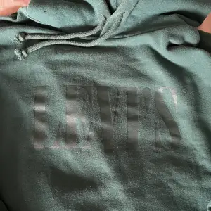 Säljer denna mörkgröna Levi’s hoodie i storlek S💗 Använd fåtal gånger och är i bra skick 