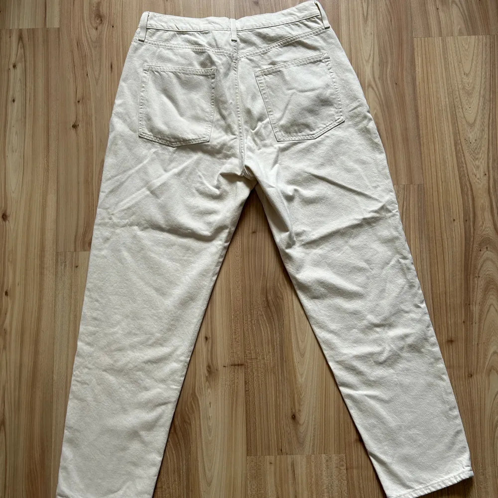 Vita jeans från Junkyard som aldrig använts Perfekt skick Ordinarie pris 500kr. Jeans & Byxor.