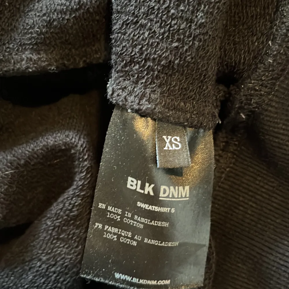 Hej! Säljer denna fina helzip hoodie från BLK DNM🔥köpt för 1399kr💸 skick: 8/10✅ och har inga defekter!!! Storlek XS men passar S också!. Hoodies.