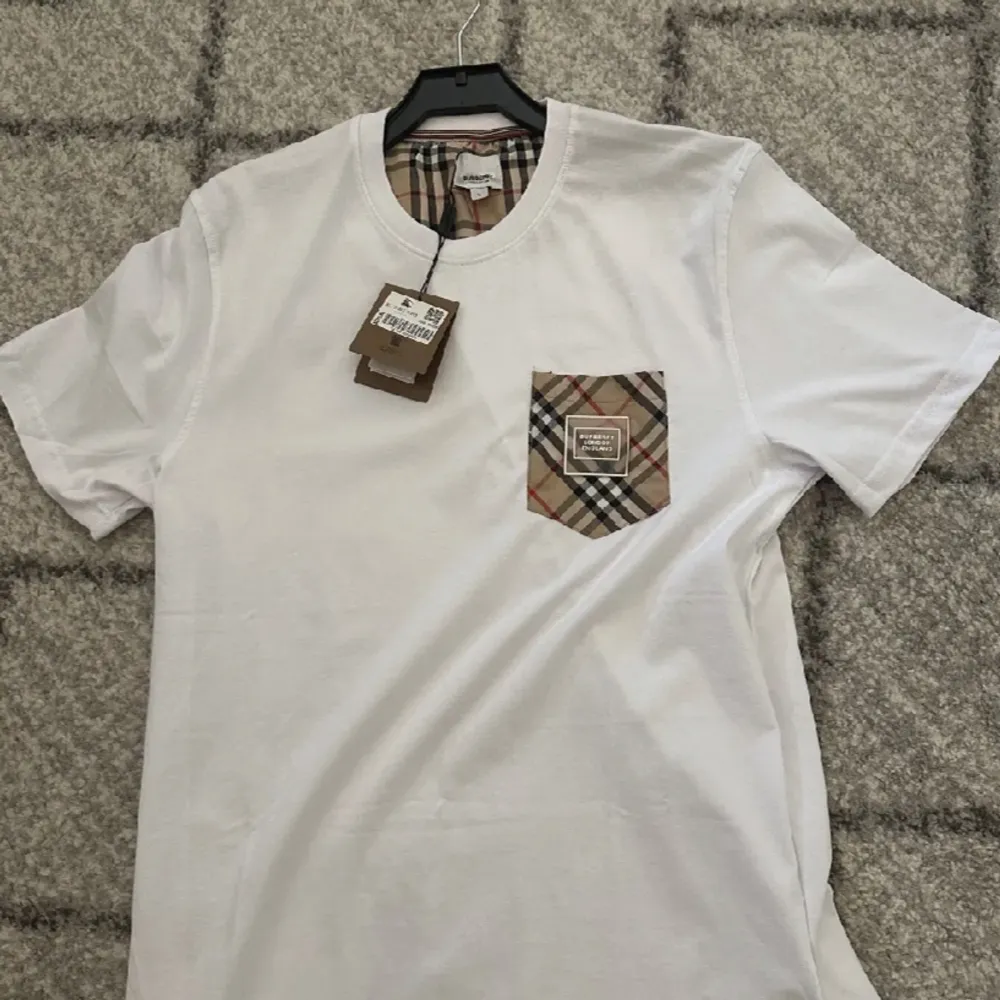 Burberry t shirt med tag  Äkta, tag finns och QR kod Skick: 9/10 använd fåtal gånger  Pris kan diskuteras . T-shirts.
