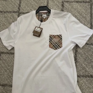 Burberry T shirt - Burberry t shirt med tag  Äkta, tag finns och QR kod Skick: 9/10 använd fåtal gånger  Pris kan diskuteras 