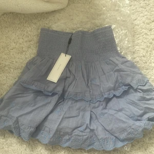 Neo noir kjol - Säljer denna helt nya neo noirkjol i ljusblå, köpt förra sommaren. Säljer då den inte kommit till användning💕 nypris 740kr, mitt pris 300💕