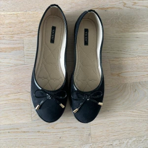 Ballerinaskor - Jättefina ballerinaskor som säljes då jag köpte ett par andra! Fint skick