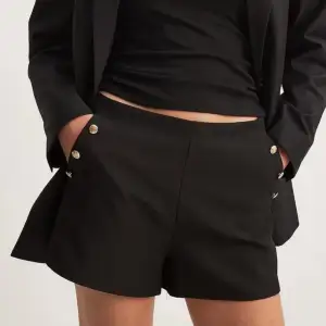 Säljer dessa såå snygga svarta shortsen som är perfekta med ett par strumpbyxor eller bara som dom är. Säljer då jag råkade beställa i fel storlek och dom var för stora för mig( alltså helt nya med lappen kvar)💗