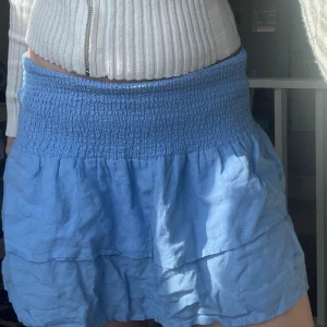 Mango kjol - Jätte fin ljusblå kjol med volang🩷på tredje bilden ser man en fläck som är ifrån solkräm men syns knappt 🩷storlek S men stretch i midjan ! Pris kan diskuteras vid snabb affär ❤️