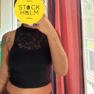 Spets croptop  - Använd ett fåtal gånger storlek M men är lite mindre i storleken. 