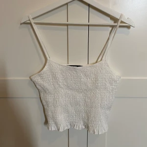 Vitt linne  - Gulligt vitt linne från bikbok, superbra skick!💕