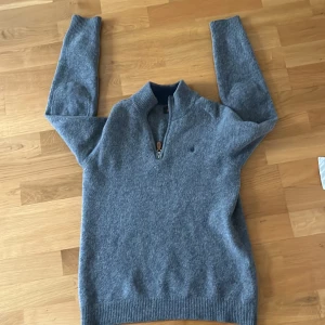 Morris half zip  - Hej säljer denna fina Morris tröjan då den är för liten för mig. Den har ett litet håll på armen men inget man märker av priset kan diskuteras vid snabb affär köpparen står för frakten 