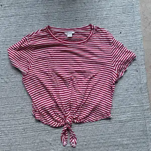 T-shirt with red and white stripes, in very good condition ✨