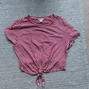 Sommar T-shirt  - T-shirt with red and white stripes, in very good condition ✨
