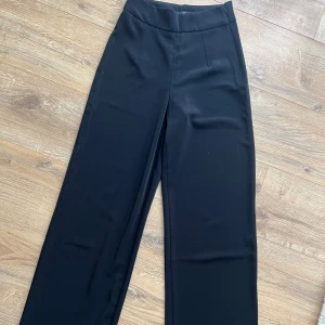 Kostymbyxor - Helt nya kostymbyxor från BikBok. Stretchiga och högmidjade. 