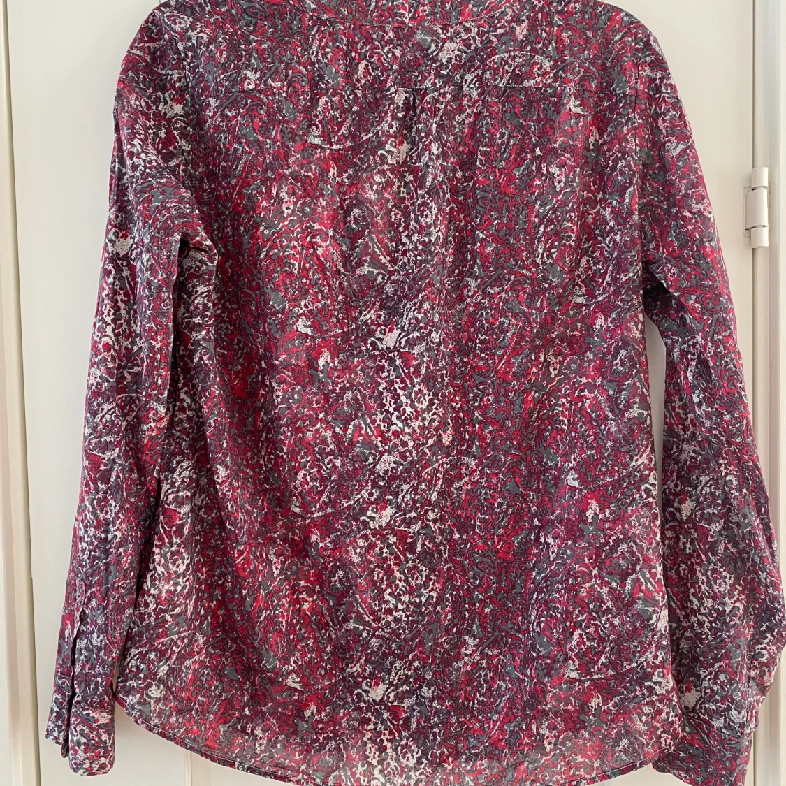 Röd och grå mönstrad tunnare blus från Marc O’Polo i strl 40 - 93