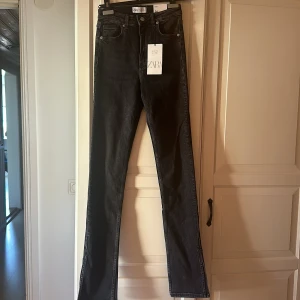 Jeans  - Gråa jeans med slits i benen från Zara. Storlek 34🌸