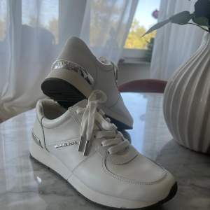 Michael Kors sneakers vita med silver. Str 37. Använd några gånger. Skinn. Mycket bra skick