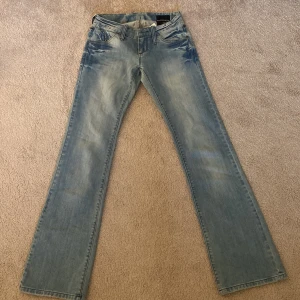 Lågmidjade jeans -  Bootcat Jean, midjemått är ca 37cm och innerbenslängd är ca 85cm