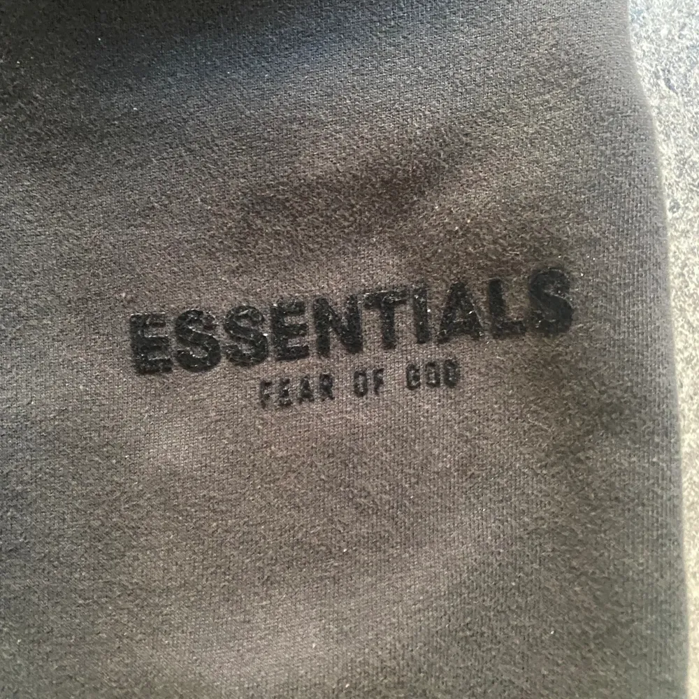 Säljer dessa svarta Essentials byxor i storlek xxs. De är i bra skick och har inga skador. Äkta✅. Pris kan sänkas vid snabb affär. Skriv till mig vid eventuella frågor‼️. Jeans & Byxor.