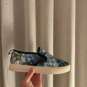 Gucci slip on sneakers - Säljer nu mina nästintill nya Gucci slip om sneakers, modellen heter floral och är extremt sällsynt. Storlek 41 passar som ett par 42or Skicket är som nytt endast använda en gång: