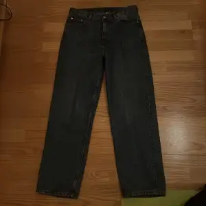 ett par snygga weekday jeans i bra skick! färgen är mörkblå och storleken är 29/32. bilden visar hur jeansen sitter på kroppen (bilden visar en annan färg på jeansen)
