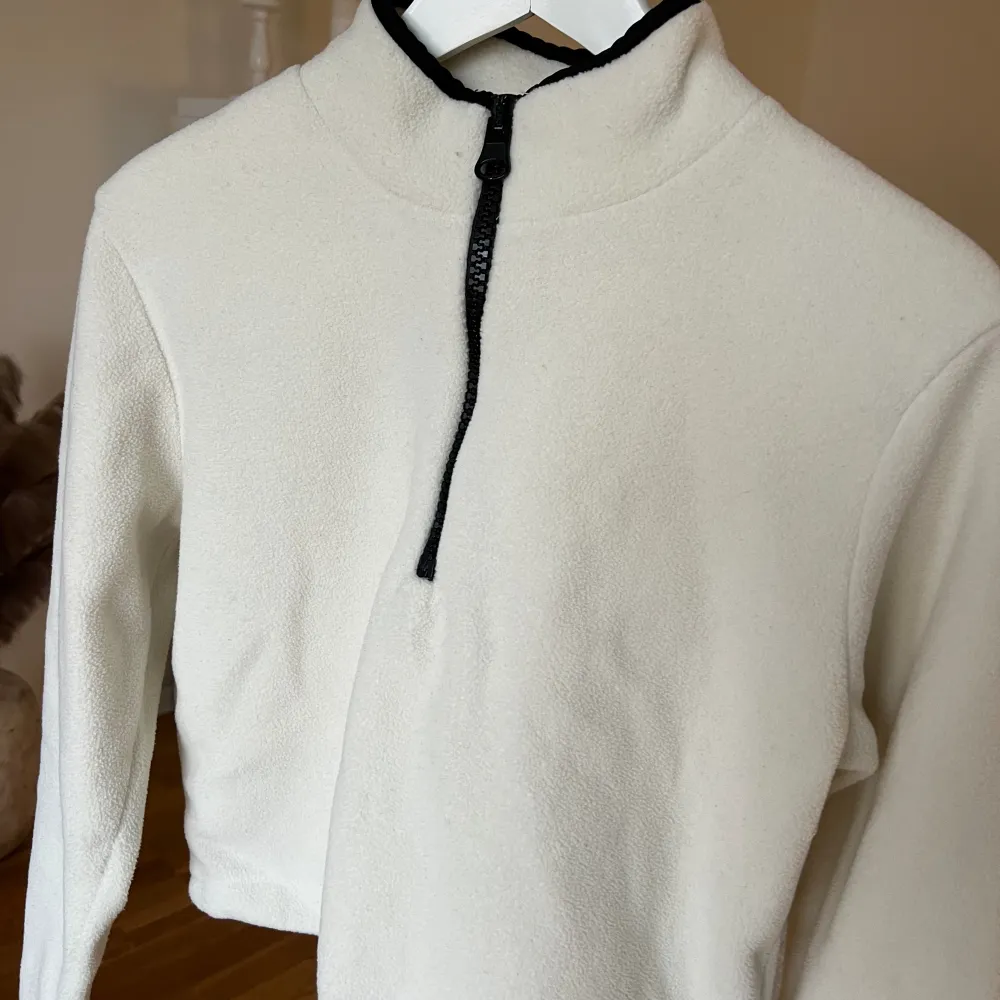 En fin vit croppad tröja från ASOS i storlek S 🤍 Väldigt snygg att ha som träningsdräkt för svalare kvällar!. Tröjor & Koftor.
