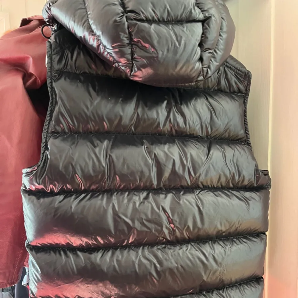 Selling my Moncler Bormes puffer west. Size 3/M. Good condition, a small rift on the back. Black tape will make it disappear:)  Perfect for late summer nights ❤️ Pm for questions or pics ! . Jackor.