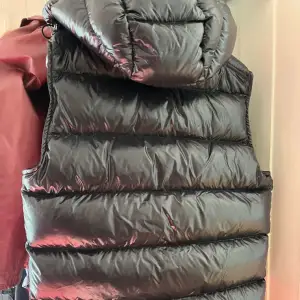Selling my Moncler Bormes puffer west. Size 3/M. Good condition, a small rift on the back. Black tape will make it disappear:)  Perfect for late summer nights ❤️ Pm for questions or pics ! 