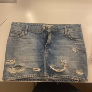 Lågmidjad jeanskjol  - Lågmidjad jeanskjol från mango! Jag kan ej skicka bilder med de på då de är för små för mig🫶🏼