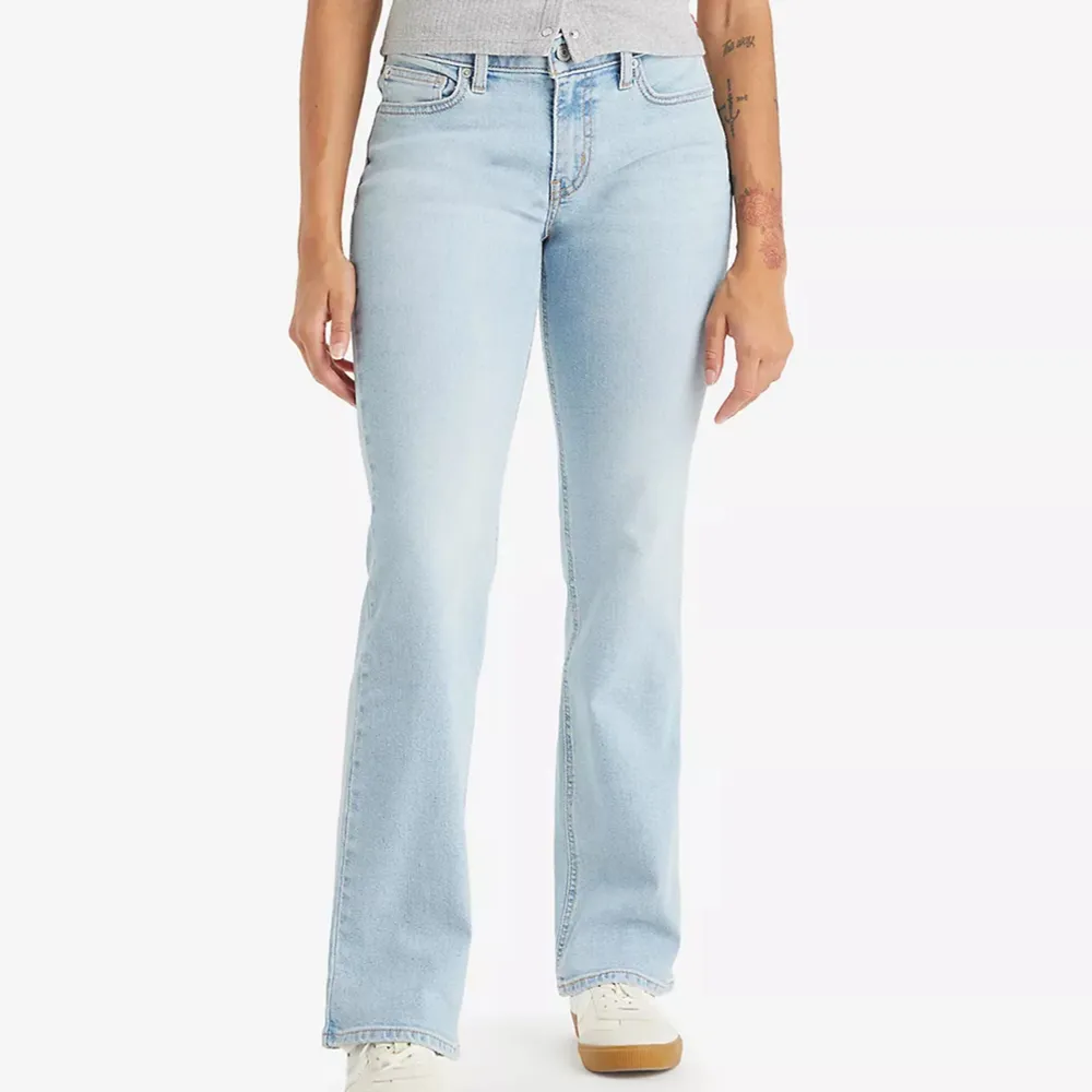 säljer dessa trendiga low waist jeans från Levi’s som e slutsålt. Storleken är W26 L30 som motsvarar en S skulle jag säga . Jeans & Byxor.