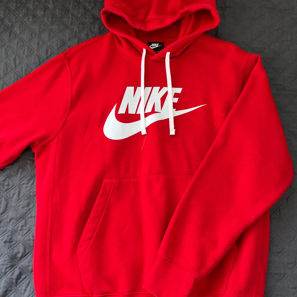 En fin Nike hoodie nyskick bara använt 1 gång för den är för stor.  Storleken är M loose så den är rätt stor. Ny pris 749:- För mer information skriv . Hoodies.