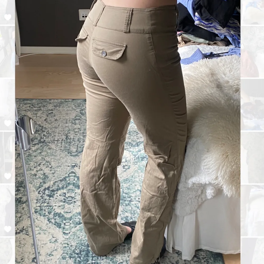 Så coola low waisted cargo pants som tyvärr inte kommit till användning. Jag är 173cm och de är perfekta i längden ✨. Jeans & Byxor.