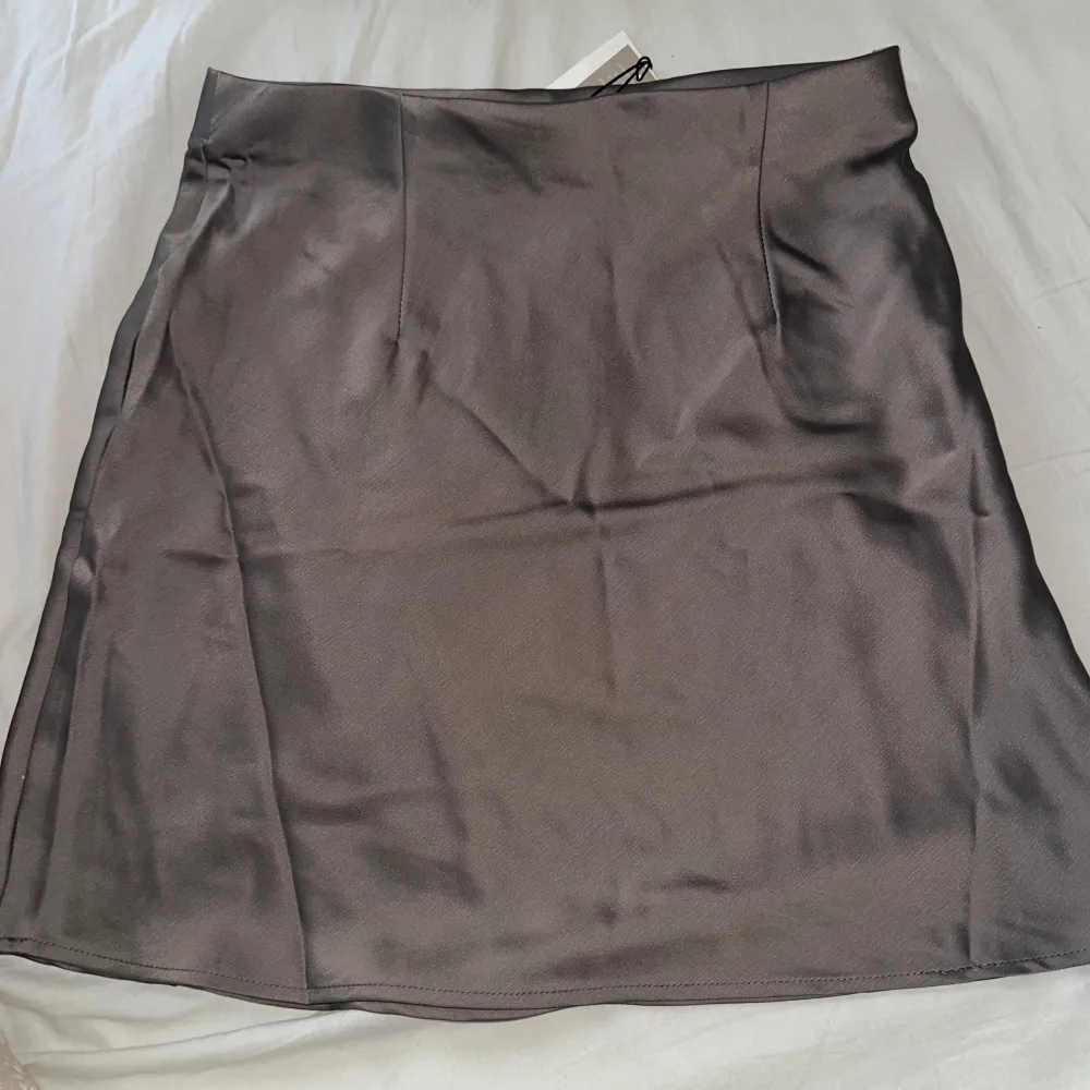 Oanvänd kjol från bikbok i färgen ”stål”. . Kjolar.