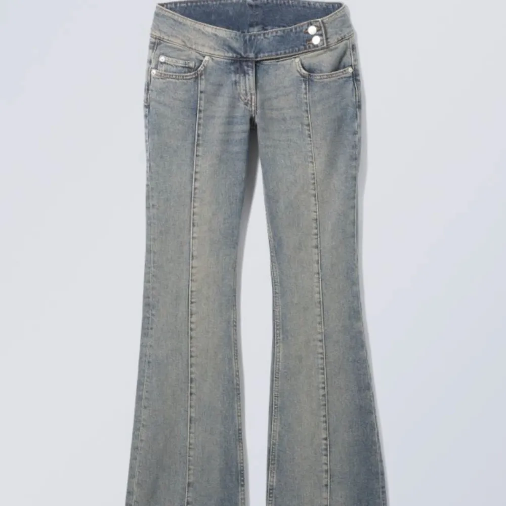 Jättesnygga y2k jeans som tyvärr är för stora i midjan, nypris 600 och går inte att köpa längre! Millenial jeans från weekday❤️. Jeans & Byxor.