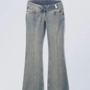Jättesnygga y2k jeans som tyvärr är för stora i midjan, nypris 600 och går inte att köpa längre! Millenial jeans från weekday❤️