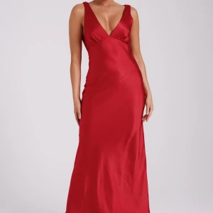 Röd balklänning från Meshki - Säljer superfina ”Nadia Satin Dress With Back Cowl” från Meshki. Storlek S, säljer pga har ej fått användning av den, är endast provad. Går till golvet på mig som är ca 167. Helt slutsåld på hemsidan! Skickas spårbart! Skriv privat vid frågor🩷